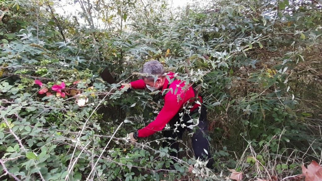 Un Ertzaina buscando rastros en la zona donde se han encontrado los restos.