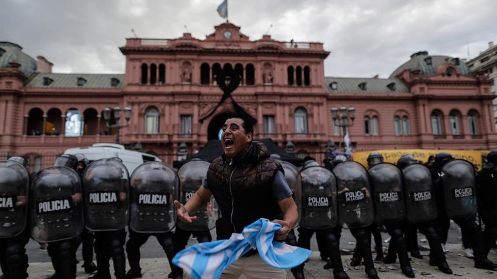 Disturbios en Argentina por despedir a Maradona