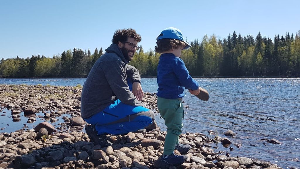 Fernando, español residente en Suecia, con su hijo
