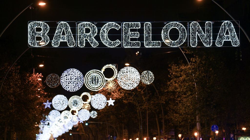 Barcelona da la bienvenida a la Navidad y enciende sus luces, que se apagarán con el toque de queda Barcelona da la bienvenida a la Navidad y enciende sus luces, que se apagarán con el toque de queda
