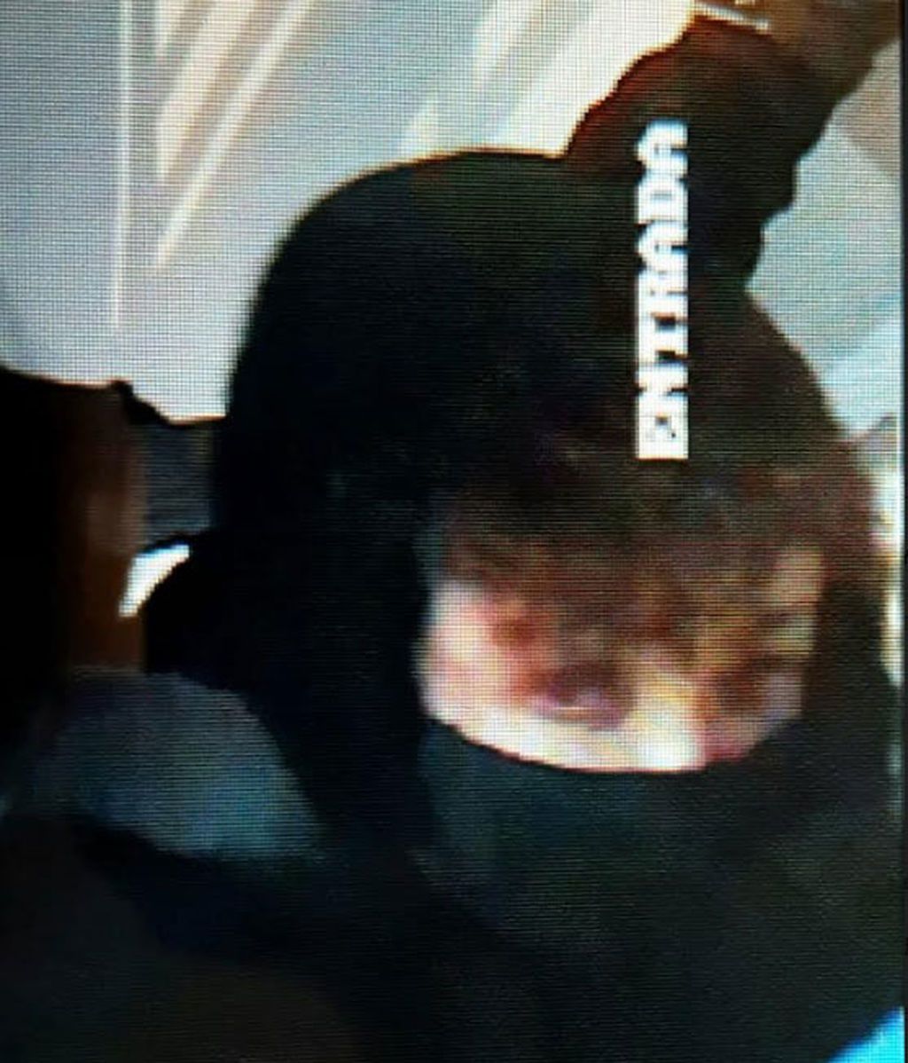 La cámara de seguridad, enfocando a Ángela Dobrowolski en el asalto