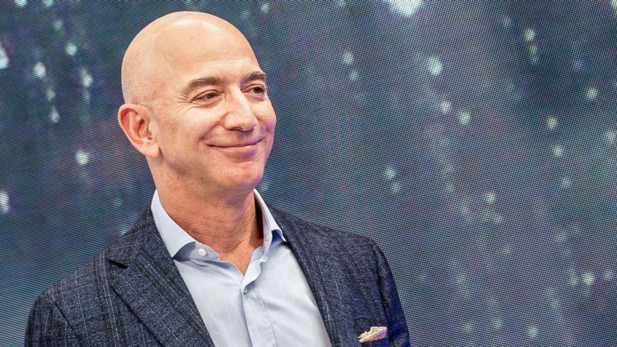 Jeff Bezos, CEO de Amazon, gana en seis segundos más de lo que puede ganar una persona en toda su vida