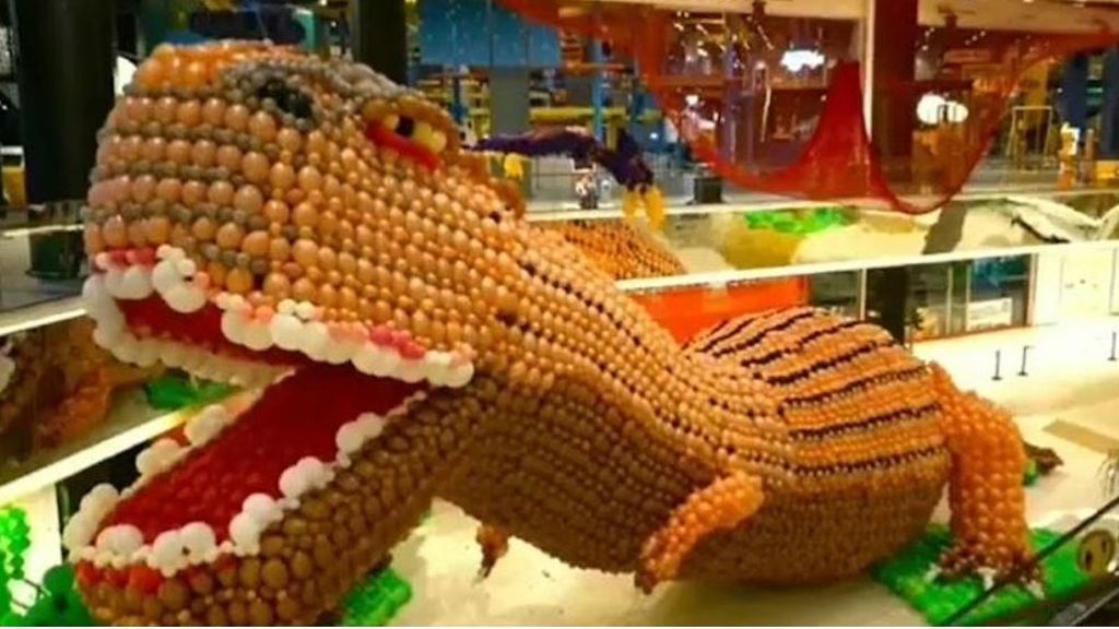 Una empresa española fabrica el mayor dinosaurio del mundo fabricado con globos y gana el Guinness