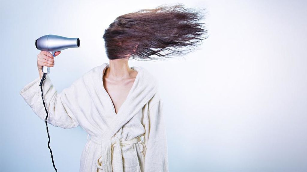 Dejar de lavarse el pelo será una gran opción, sobre todo si tienes el cabello teñido.