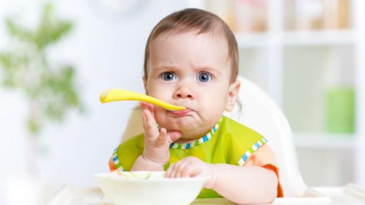 Cómo enseñar a comer a tu bebé y los alimentos que debes evitar hasta los 10 años