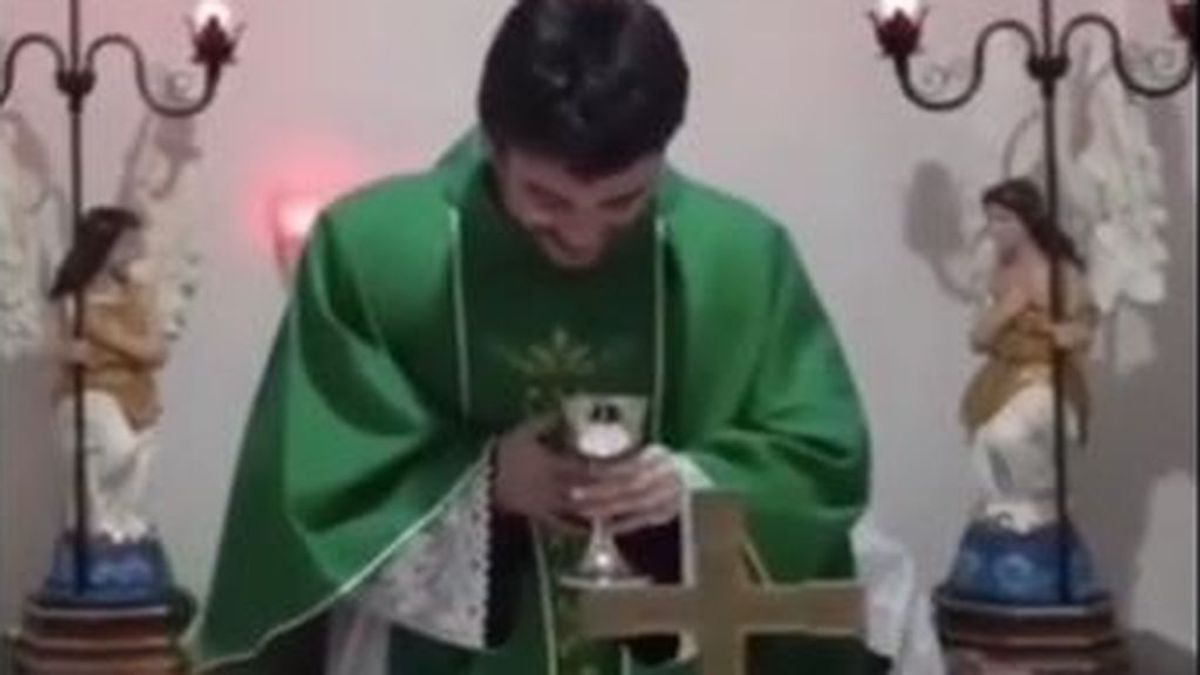 Ataque de risa de un sacerdote en plena misa: el último viral de TikTok