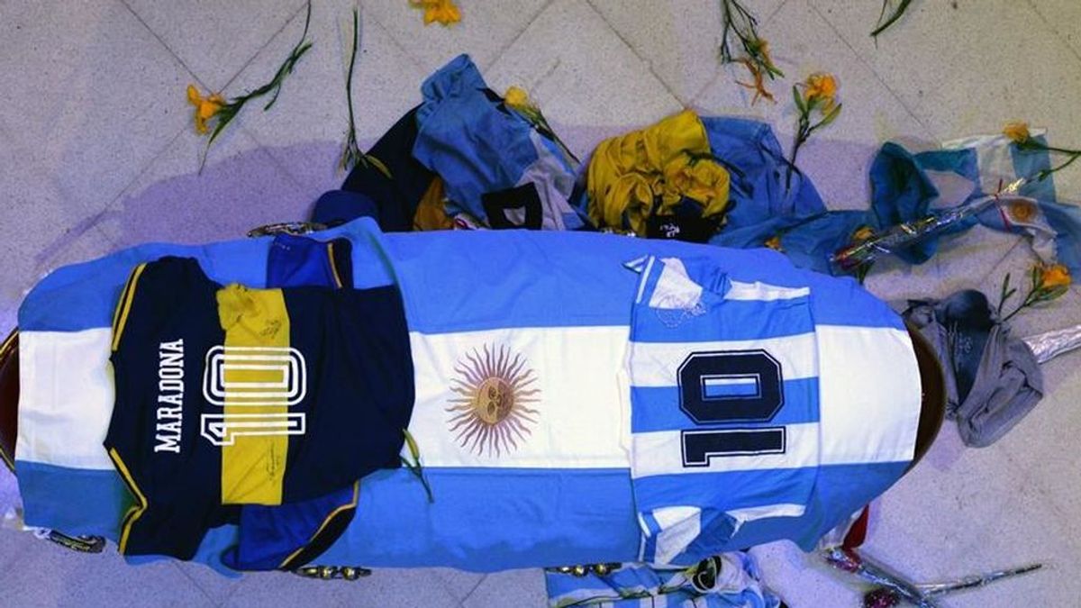 "Lo van a matar, boludo": las amenazas de muerte a los empleados que se fotografiaron con el cuerpo de Maradona "Lo van a matar, boludo": las amenazas de muerte a los empleados que se fotografiaron con el cuerpo de Maradona