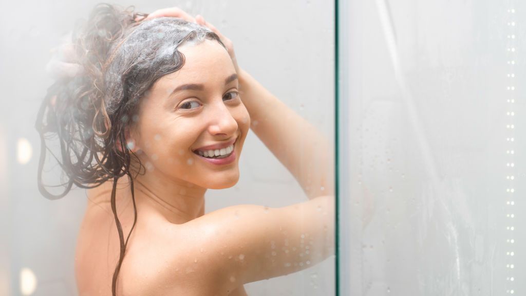 Dejar de lavarse el pelo todos los días hará que tu cabello esté menos grasiento.