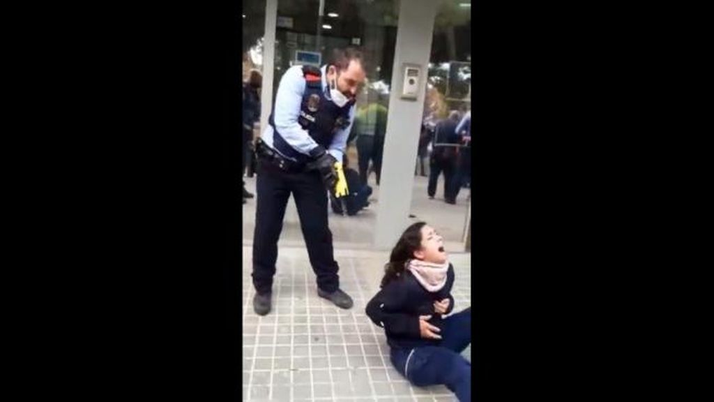 Los mossos utilizan un Taser para reducir a una joven en Sabadell