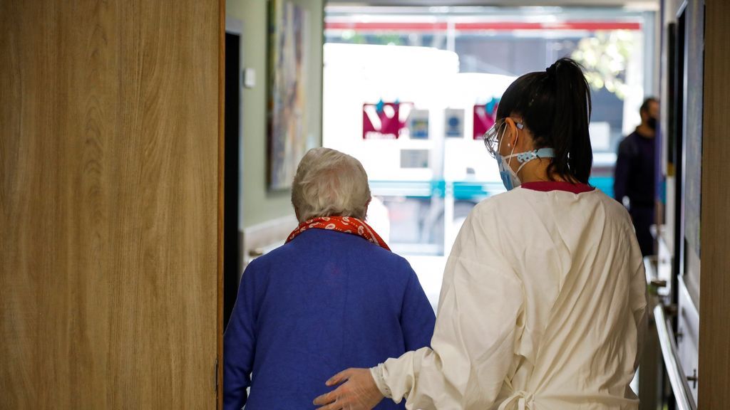 La trabajadora de una residencia emociona en el Parlamento gallego: “Los mayores necesitan hablar y ser escuchados” La trabajadora de una residencia emociona en el Parlamento gallego: “Los mayores necesitan hablar y ser escuchados”