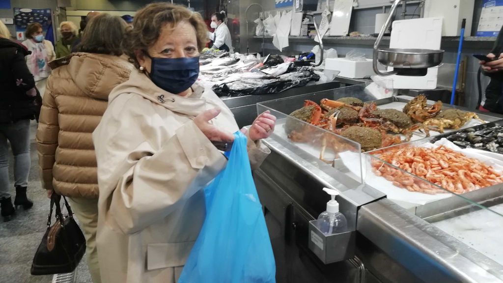 Pilar ha comprado dos centollas para comer este fin de semana