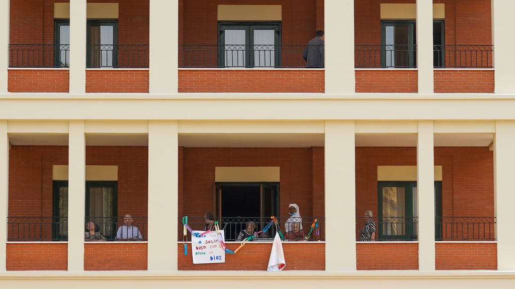 EuropaPress_3176914_cartel_residencia_ancianos_san_juan_dios_donde_pone_todo_va_salir_bien