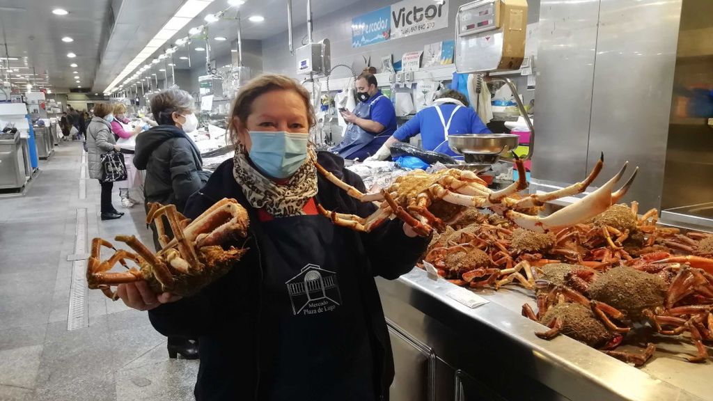 Eugenia Merino sujetando dos centollas de varios kilos