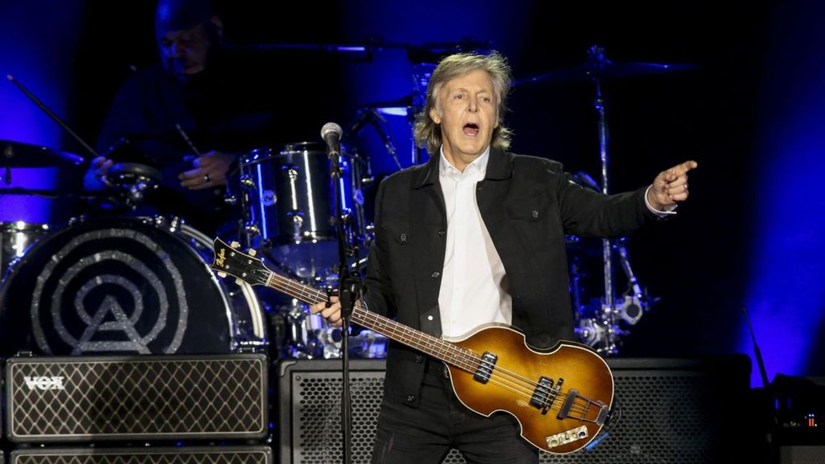 Se cae un mito: Paul McCartney lee en una pantalla las letras de canciones viejas de los Beatles en los conciertos