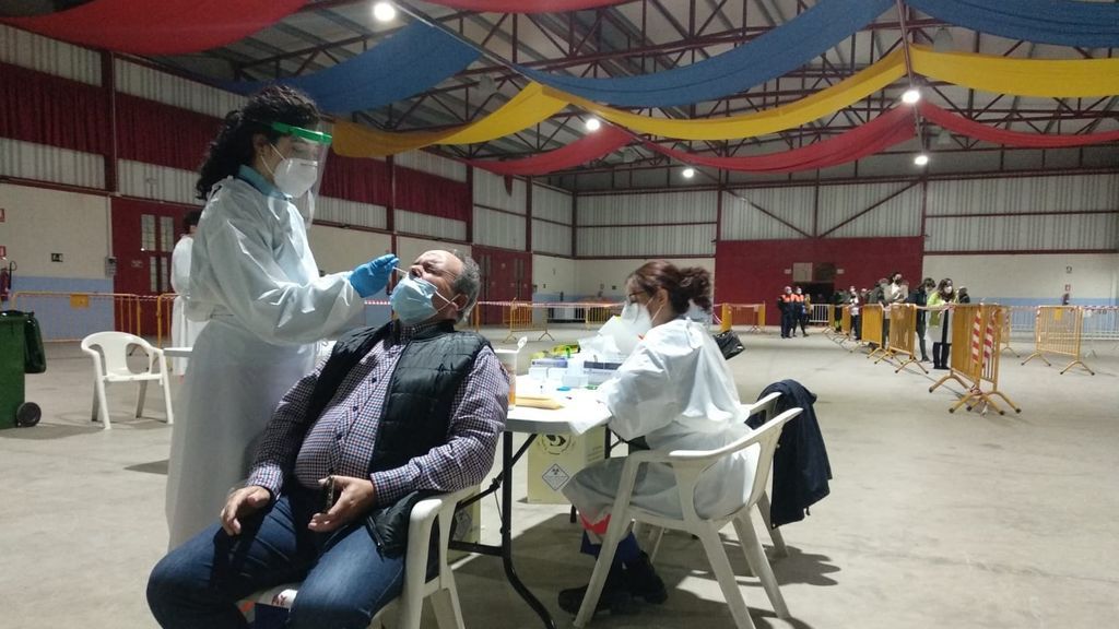 Andalucía sigue bajando contagios pero mantiene una alta cifra de muertes por Covid Andalucía sigue bajando contagios pero mantiene una alta cifra de muertes por Covid