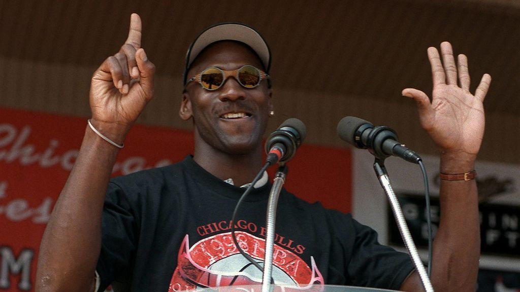 El gran gesto de Michael Jordan con los bancos de alimentos: dona el dinero que ganó con el documental de 'The Last Dance'