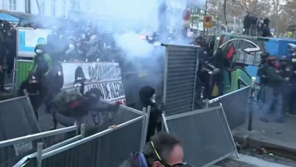 Incidentes en París: 37 agentes heridos en la Marcha de las Libertades