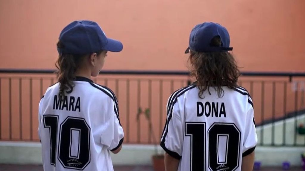 Mara y Dona, las gemelas argentinas cuyos nombres homenajean al 'Pelusa’