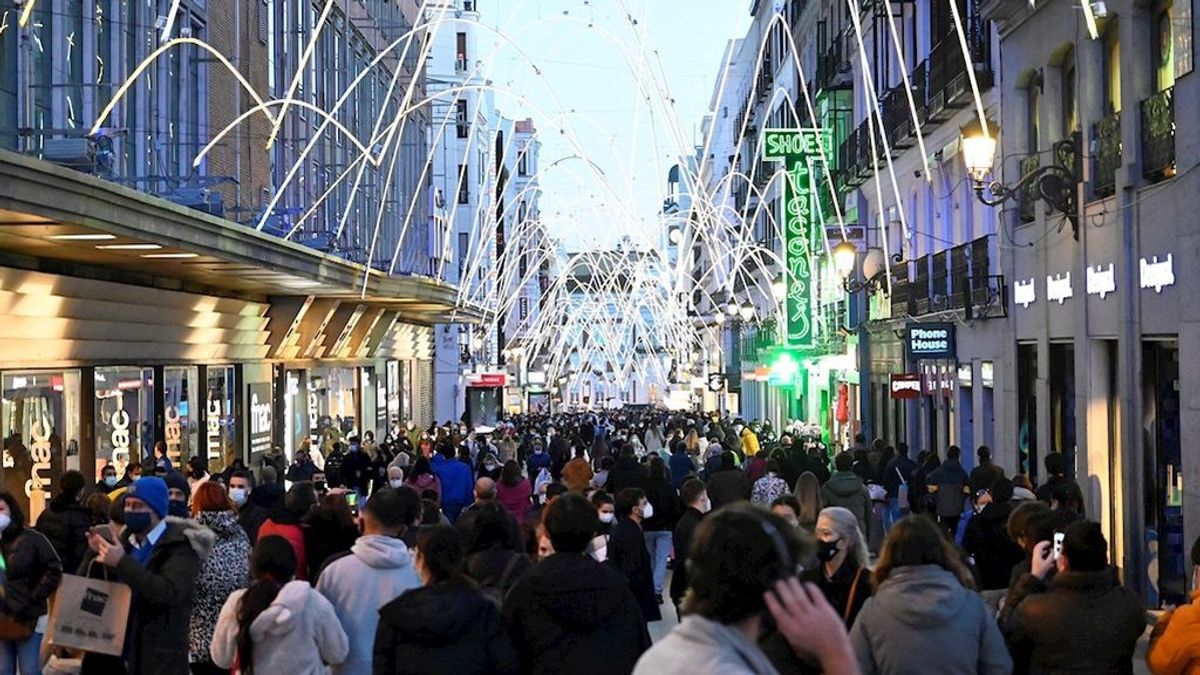 La curva de contagios sigue bajando en un fin de semana de reapertura de bares y aglomeraciones en las calles La curva de contagios sigue bajando en un fin de semana de reapertura de bares y aglomeraciones en las calles