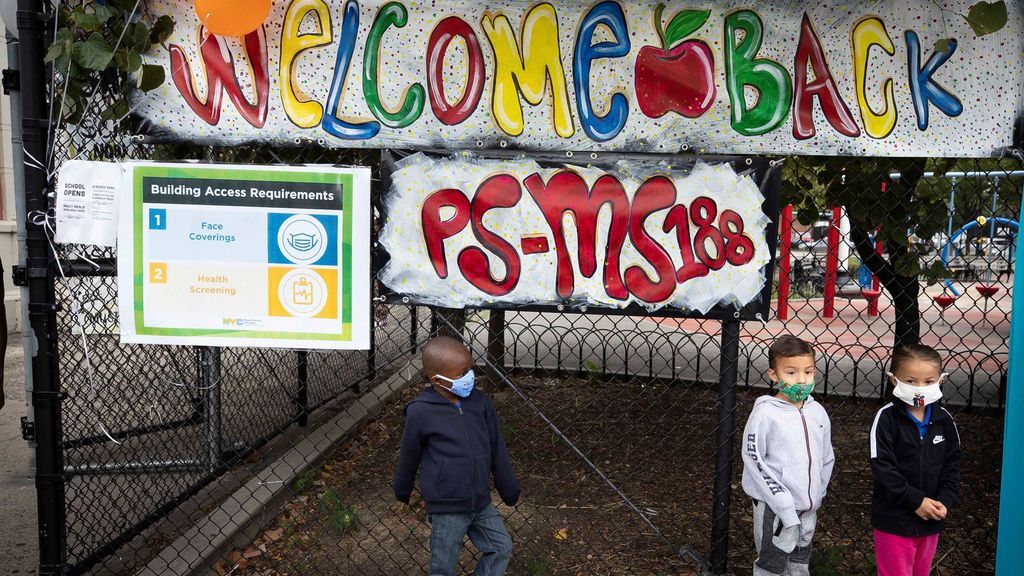 Nueva York da marcha atrás y reabrirá las escuelas de primaria pese al coronavirus