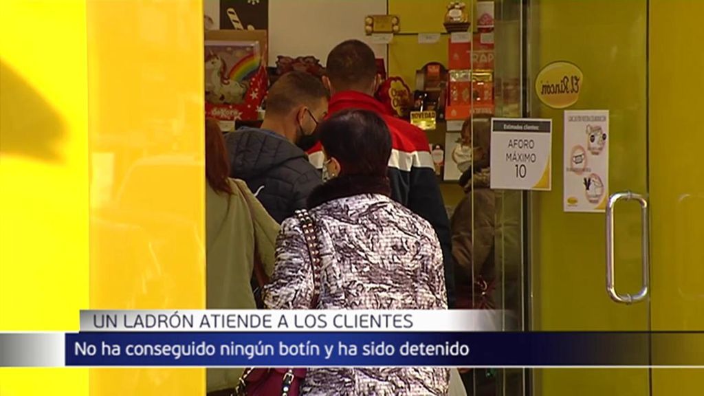 Detenido tras encerrar a las dependientas de una tienda en Zaragoza y ponerse a atender a los clientes
