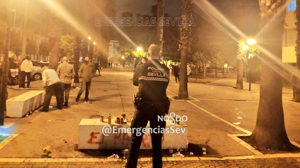 La Policía Local de Sevilla desaloja una botellona que congregaba a unas cien personas La Policía Local de Sevilla desaloja una botellona que congregaba a unas cien personas