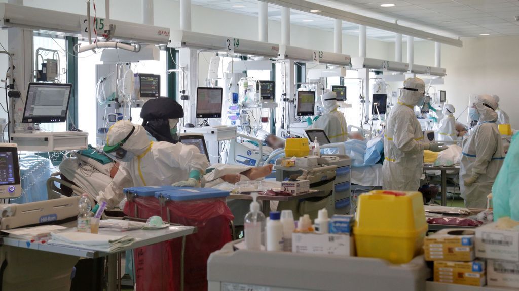 Pacientes con covid-19 en una UCI en un hospital en Bolonia
