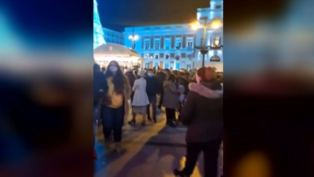 El alumbrado navideño y el 'black friday' llenan las calles del centro de Madrid en plena pandemia