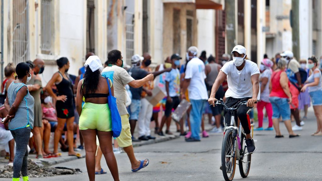 Decenas de personas esperan su turno para comprar en un mercado en La Habana (Cuba)