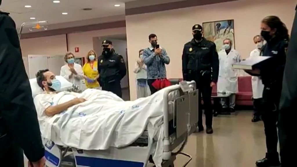 "Eres policía. Eres invencible. Te queremos": ovación al inspector embestido por un narco en Algeciras tras recibir el alta