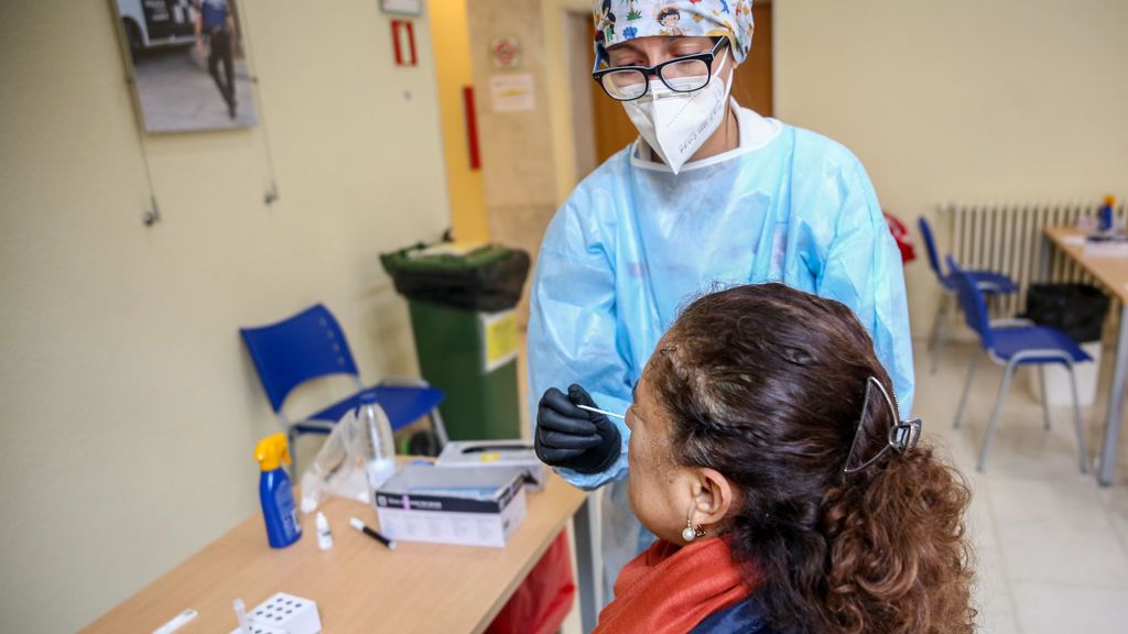 Una sanitaria realiza un test de antígenos