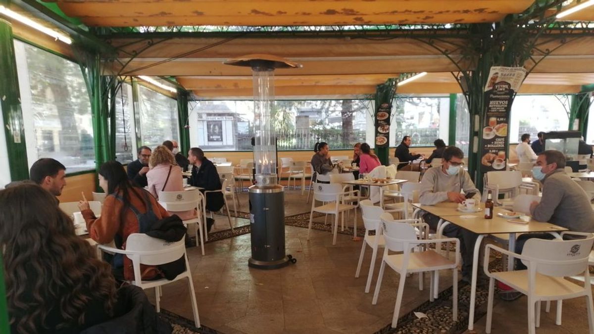 Granada levanta la persiana tras 22 días de cierre total: “Los clientes estaban desesperados por venir” Granada levanta la persiana tras 22 días de cierre total: “Los clientes estaban desesperados por venir”