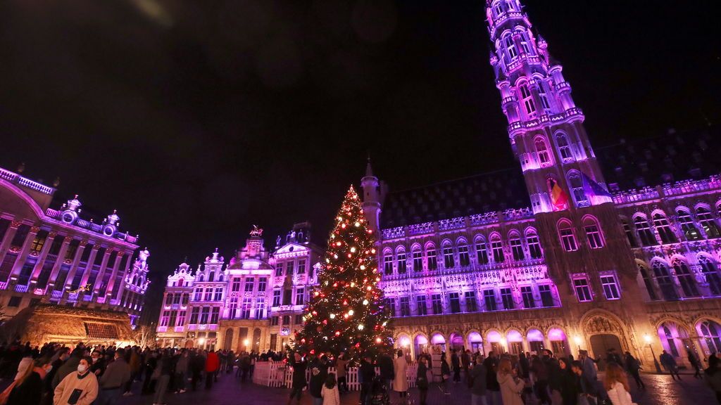 Bruselás impone el control de acceso a la Grand Place para evitar aglomeraciones Bruselás impone el control de acceso a la Grand Place para evitar aglomeraciones