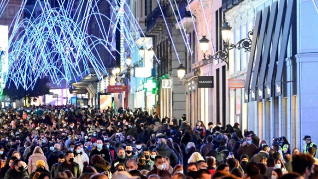 Agobio, estrés y miedo a la tercera ola tras las Navidades: los médicos reacciones a las aglomeraciones en las calles