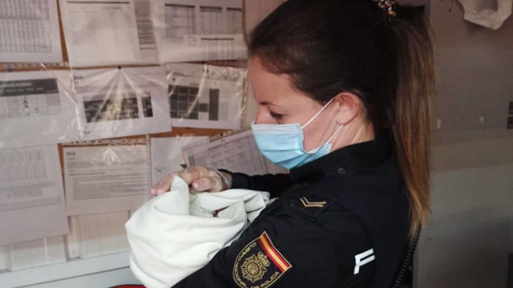 Detenida una mujer por abandonar a su hijo recién nacido en un banco de un hospital de Madrid Detenida una mujer por abandonar a su hijo recién nacido en un banco de un hospital de Madrid