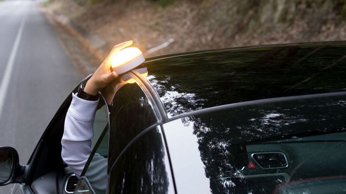 La DGT cambia los triángulos por luces de emergencia para evitar riesgo de accidentes La DGT cambia los triángulos por luces de emergencia para evitar riesgo de accidentes
