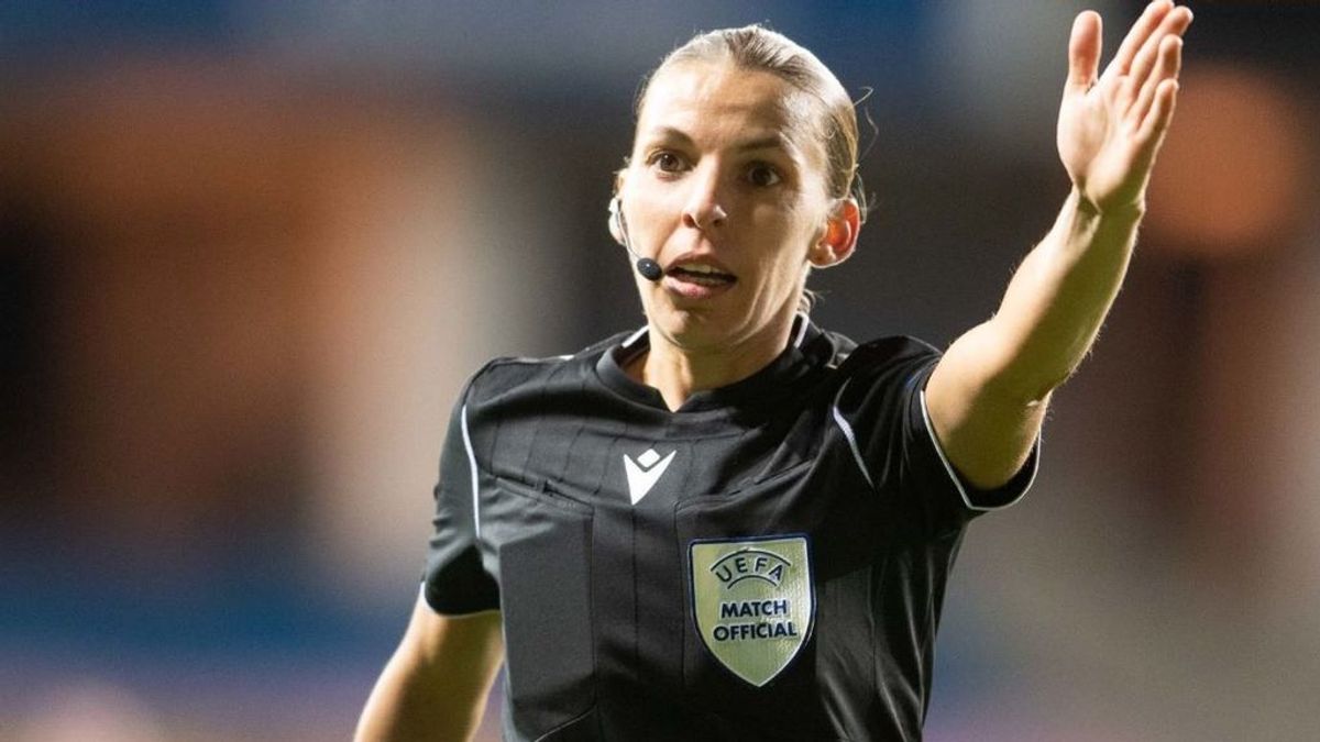 La francesa Stéphanie Frappart, primera mujer en arbitrar un partido de Champions League La francesa Stéphanie Frappart, primera mujer en arbitrar un partido de Champions League