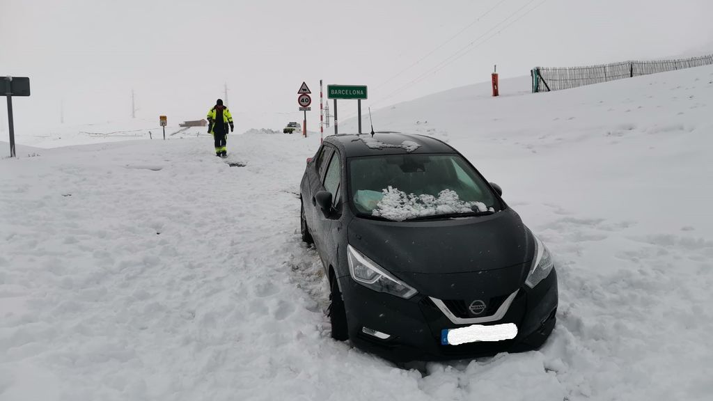 Una familia se salta el confinamiento municipal para ir a la nieve y acaba rescatada por los bomberos Una familia se salta el confinamiento municipal para ir a la nieve y acaba rescatada por los bomberos