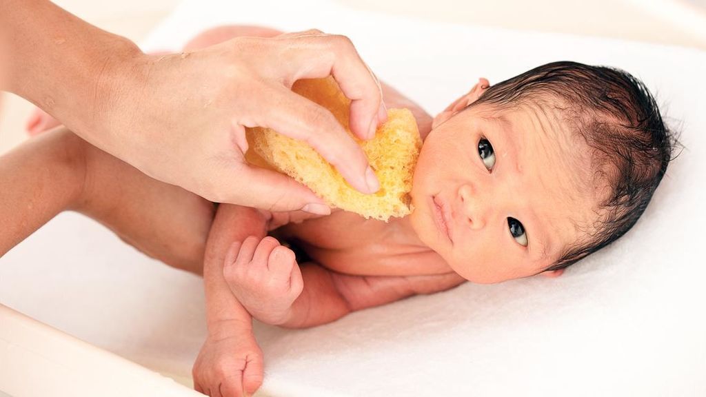 Para enjabonar al pequeño habrá que hacerlo con especial cuidado.