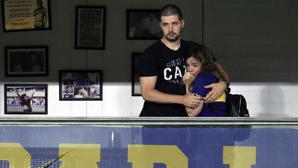 El llanto desconsolado de la hija de Maradona en la Bombonera El llanto desconsolado de la hija de Maradona en la Bombonera