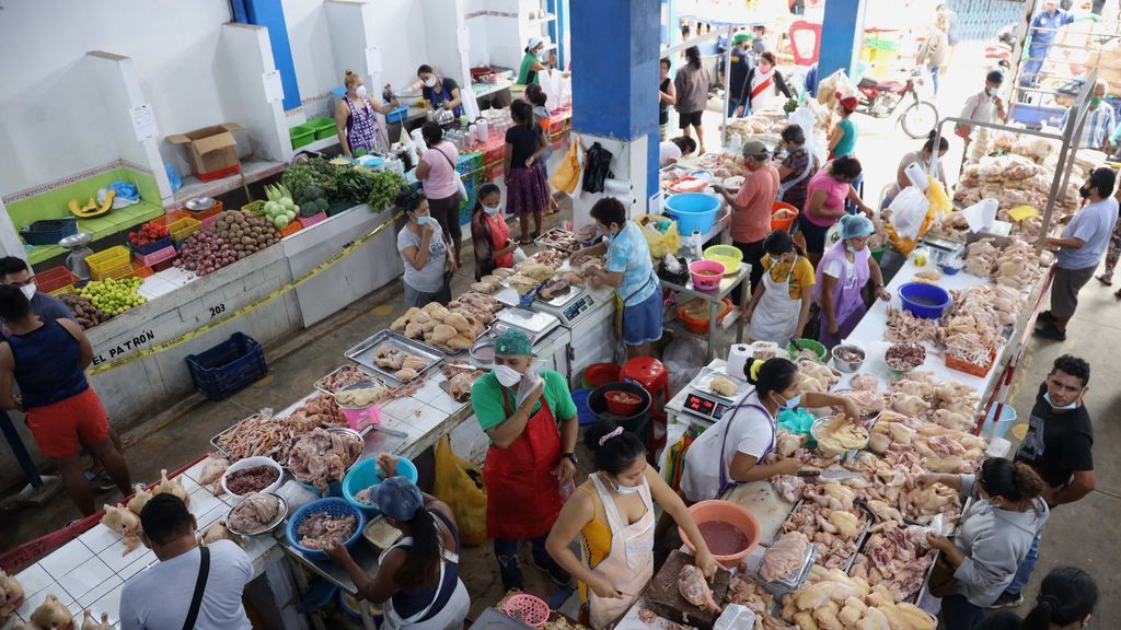 Personas en un mercado en Iquitos (Perú)