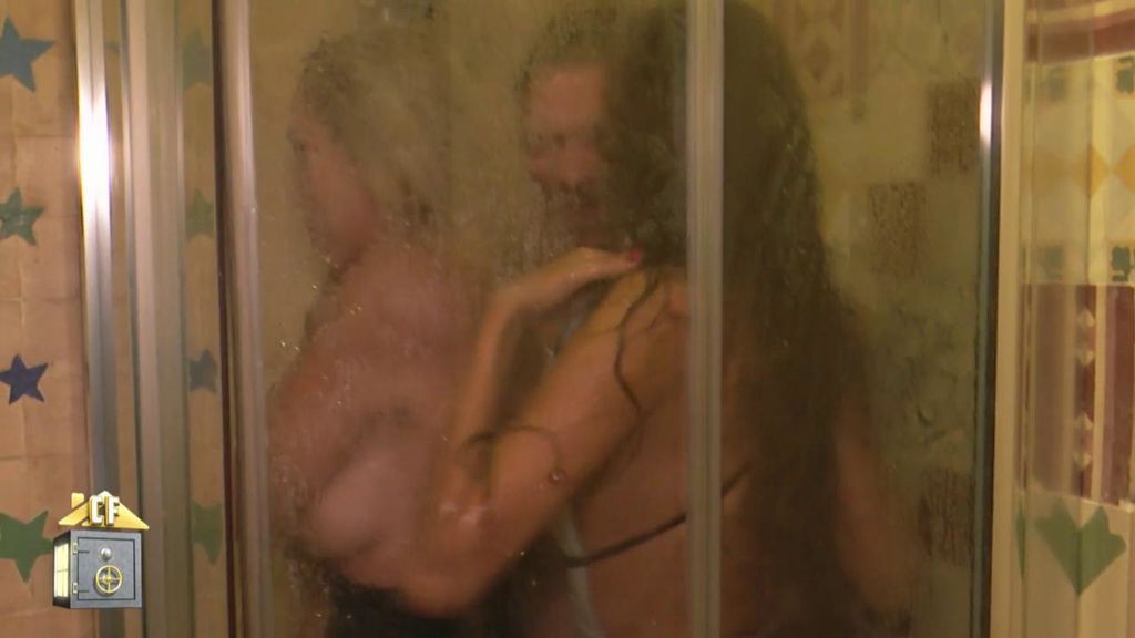 Las imágenes de Tony Spina que han enfurecido a Mayka: se da una ducha con Cristini y Rebeca desnudas