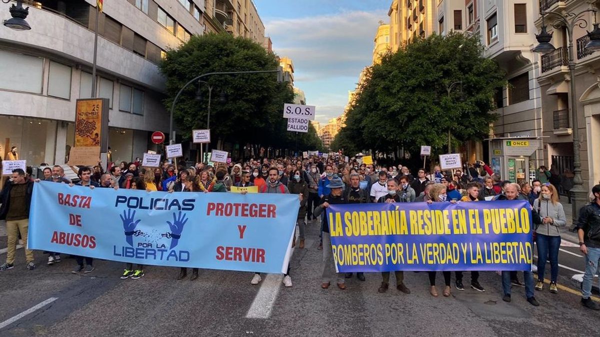 90 policías negacionistas sancionados por no llevar mascarilla en una manifestación en Valencia 90 policías negacionistas sancionados por no llevar mascarilla en una manifestación en Valencia
