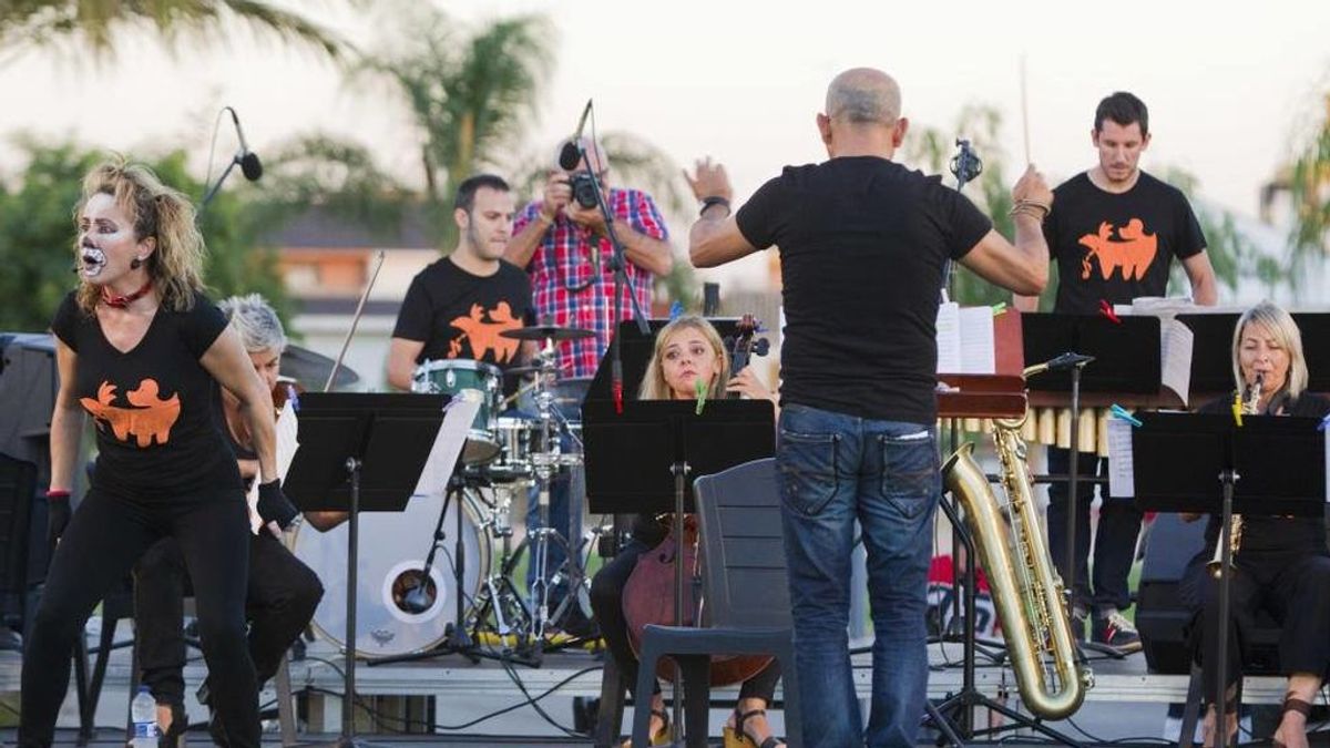 Duras críticas a un ayuntamiento valenciano por destinar 7.500 euros a un concierto para perros y sus amos Duras críticas a un ayuntamiento valenciano por destinar 7.500 euros a un concierto para perros y sus amos
