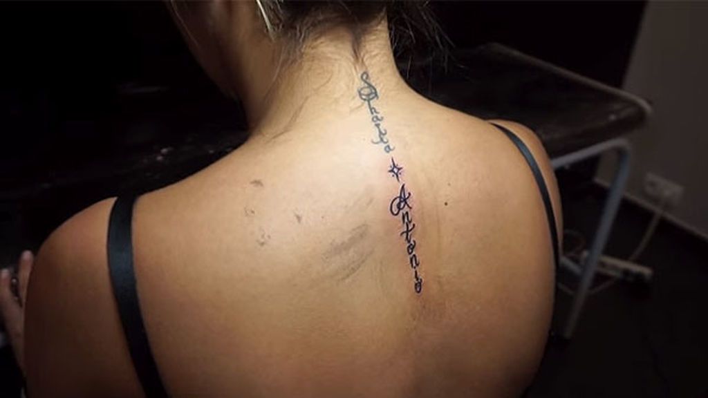 La joven lleva tatuados en la espalda el nombre de sus dos hijos.