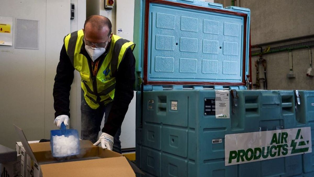 El delicado viaje de la primera vacuna que llegará a España: Pfizer lo controlará de principio a fin