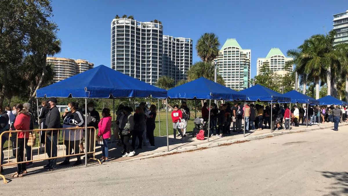 Miles de personas hacen fila desde la madrugada en Miami para recibir ayuda