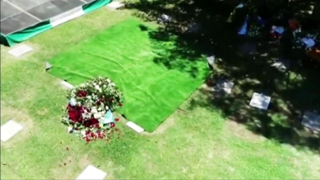 Así se encuentra la tumba de Maradona.