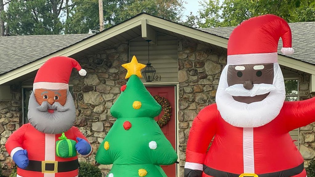 Un barrio responde a la amenaza racista que recibió uno de sus vecinos decorando sus casas con Papás Noel negros