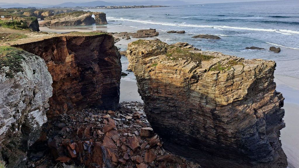 Nuevo derrumbe en As Catedrais: el cambio climático acelera el proceso de desaparición de esta icónica playa Nuevo derrumbe en As Catedrais: el cambio climático acelera el proceso de desaparición de esta icónica playa